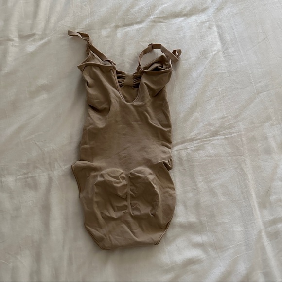 SKIMS Seamless Sculpt Solutionwear Shapewear Bodysuit Brief Snaps Nude Clay - Picture 7 of 7